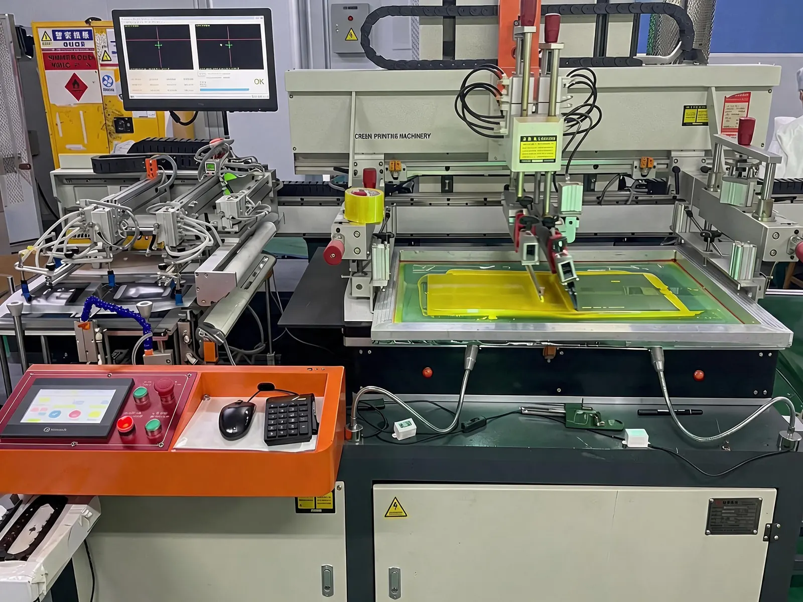 Automatisierte Siebdruckanlage mit optischer Positionierung in der Fertigung